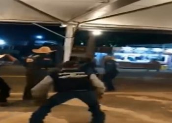 Em Monte Sião na Festa do Peão touro pula cerca e invade área de lazer publica