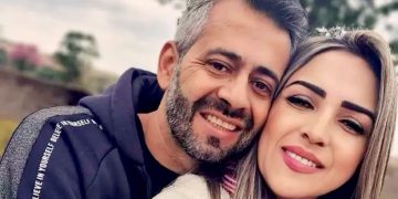 Dois anos após sequestrar esposa, homem mata a mulher na frente do filho