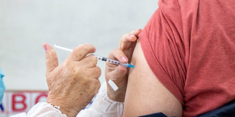 Ação da Prefeitura resulta em mais de mil vacinas aplicadas e 62 cadastros no Auxílio Brasil