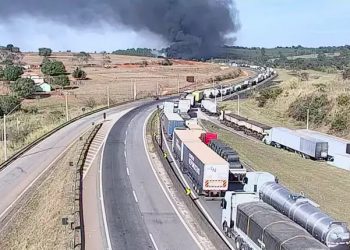 Incêndio em caminhão fecha Rodovia Fernão Dias