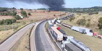 Incêndio em caminhão fecha Rodovia Fernão Dias