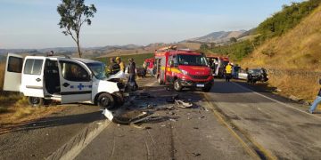 Acidente entre três veículos deixa quatro pessoas feridas na MG-179, em Silvianópolis