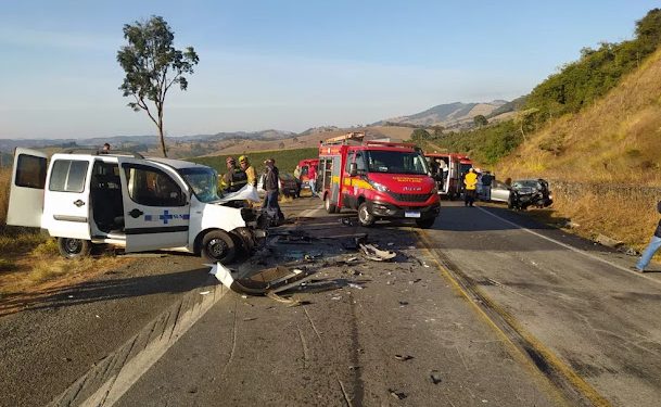 Acidente entre três veículos deixa quatro pessoas feridas na MG-179, em Silvianópolis