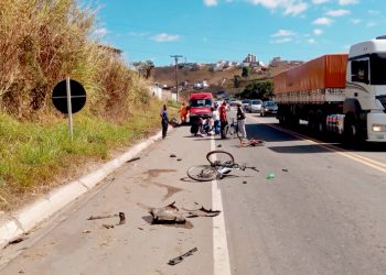 Carro atropela bicicletas e deixa um morto e três crianças feridas