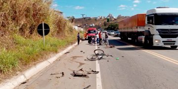 Carro atropela bicicletas e deixa um morto e três crianças feridas