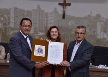 Convênio assinado durante entrega de Comenda vai garantir espaço para artistas na Rádio e TV Câmara de PA
