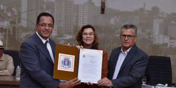 Convênio assinado durante entrega de Comenda vai garantir espaço para artistas na Rádio e TV Câmara de PA