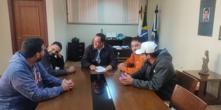 Presidente da Câmara recebe produtores de Samba