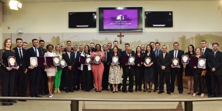 Câmara entrega Comenda Antônio Tadeu Ribeiro para 16 advogados