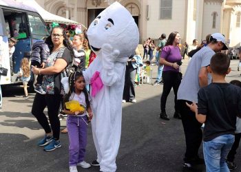 Brincando na Praça reúne centenas de crianças e resgata brincadeiras antigas