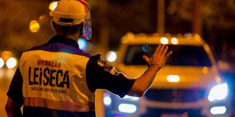 Motociclista atropela Policial em Itajubá durante blitz da Lei Seca