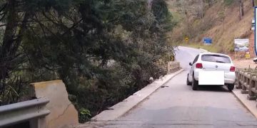 Homem rouba carro e cai no Rio Sapucaí durante fuga no Sul de Minas