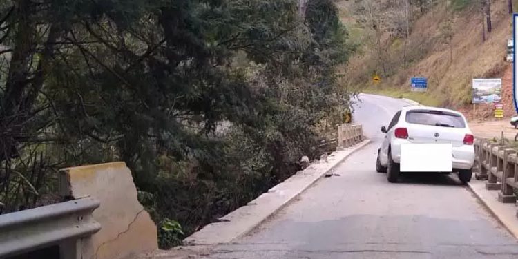 Homem rouba carro e cai no Rio Sapucaí durante fuga no Sul de Minas