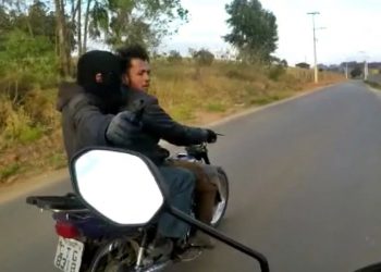 Mulher filma roubo de sua moto por dois bandidos em Toledo/MG