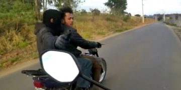 Mulher filma roubo de sua moto por dois bandidos em Toledo/MG