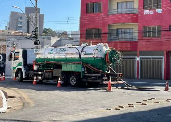 Rua Bom Jesus recebe manutenção de galerias pluviais e recapeamento