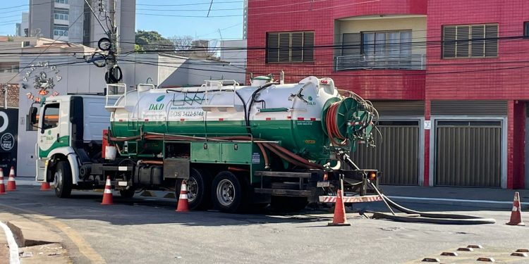 Rua Bom Jesus recebe manutenção de galerias pluviais e recapeamento