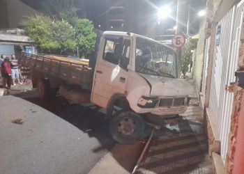 Caminhão desgovernado bate em três carros no Bairro Primavera