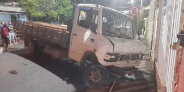 Caminhão desgovernado bate em três carros no Bairro Primavera