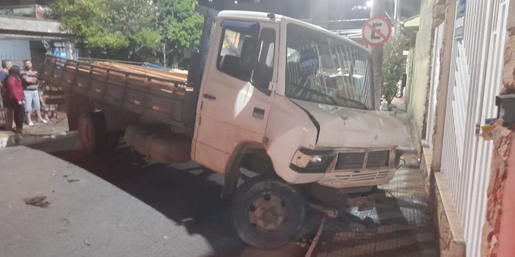 Caminhão desgovernado bate em três carros no Bairro Primavera