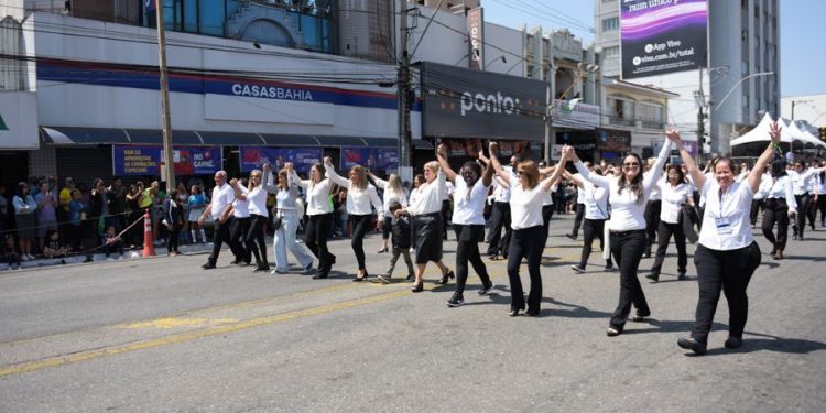 Desfile de 7 de setembro atrai milhares de pessoas em Pouso Alegre
