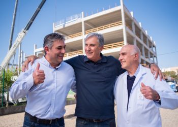 Hospital Oncológico de Pouso Alegre e médicos celebram ao lado de Rafael Simões