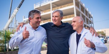 Hospital Oncológico de Pouso Alegre e médicos celebram ao lado de Rafael Simões