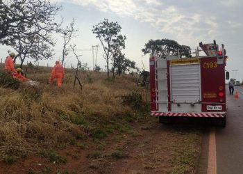 Carro capota em Sacramento e Filho presencia a morte do pai