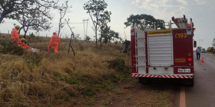 Carro capota em Sacramento e Filho presencia a morte do pai