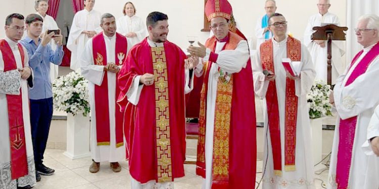 Dom Dionísio ordena mais um padre anglicano em Pouso Alegre