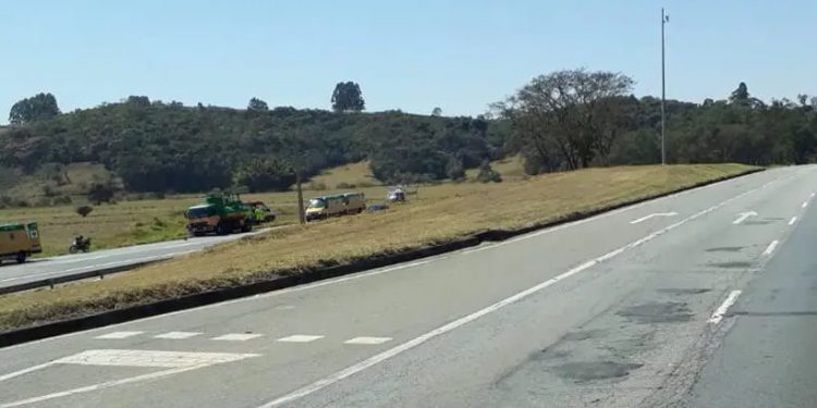 Carro capota na BR-381 em Careaçu e mata duas pessoas