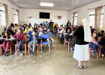 Prefeitura de Pouso Alegre leva encontro sobre libras para escola na zona rural