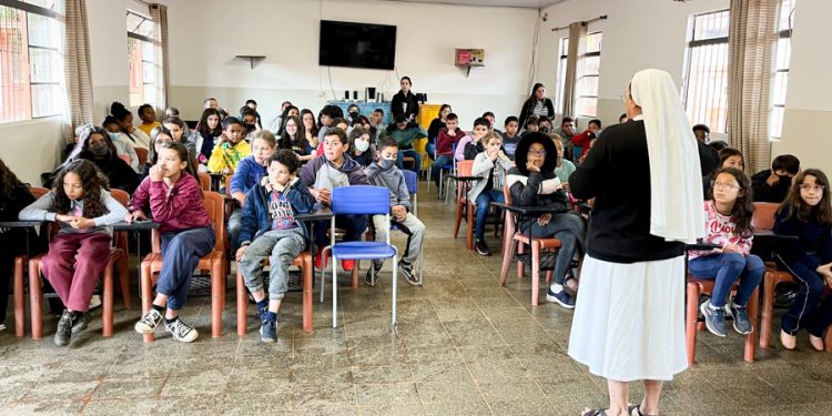 Prefeitura de Pouso Alegre leva encontro sobre libras para escola na zona rural
