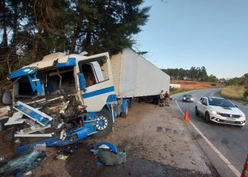 Acidente entre caminhão e carreta na BR-459 deixa motoristas feridos