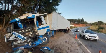 Acidente entre caminhão e carreta na BR-459 deixa motoristas feridos