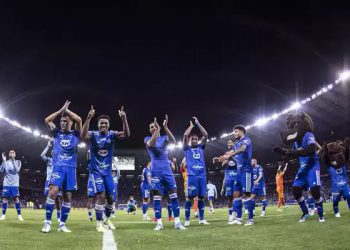 Cruzeiro goleia Vasco e volta à Série A nos braços da torcida