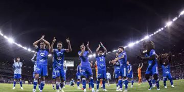 Cruzeiro goleia Vasco e volta à Série A nos braços da torcida