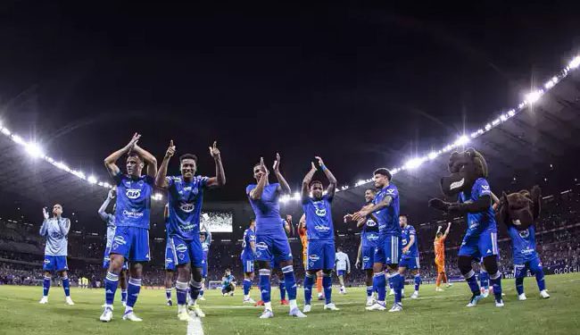 Cruzeiro goleia Vasco e volta à Série A nos braços da torcida