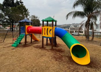 Prefeitura de Pouso Alegre instala novos parquinhos infantis pela cidade