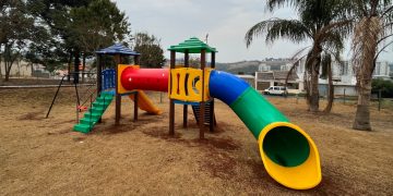 Prefeitura de Pouso Alegre instala novos parquinhos infantis pela cidade