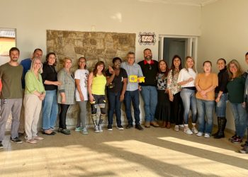 Prefeito entrega aos professores chaves do novo Centro de Ensino Integral Artístico Municipal (CEIAM)