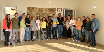 Prefeito entrega aos professores chaves do novo Centro de Ensino Integral Artístico Municipal (CEIAM)