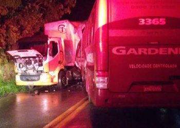 Acidente com ônibus e caminhão na MG-290, entre Pouso Alegre e Borda da Mata