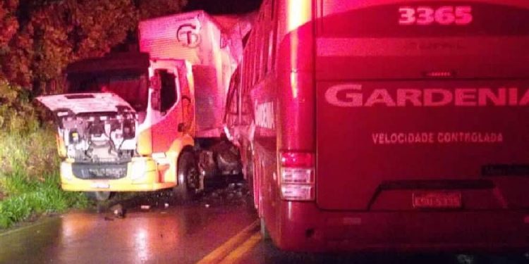 Acidente com ônibus e caminhão na MG-290, entre Pouso Alegre e Borda da Mata