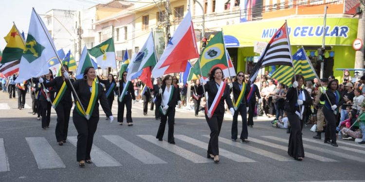Desfile de 7 de setembro atrai milhares de pessoas em Pouso Alegre
