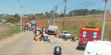 Na Dique II em Pouso Alegre moto bate em carro que seguia romaria