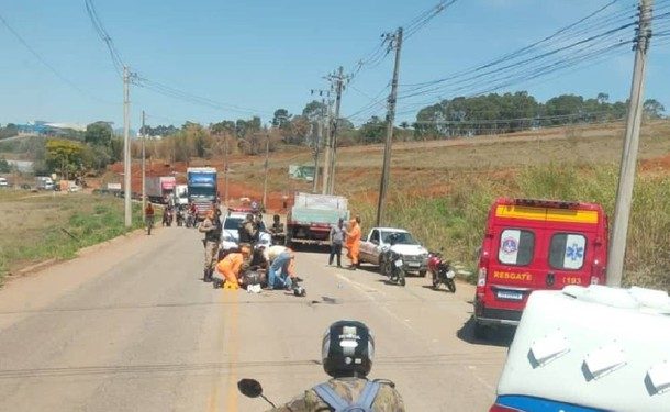 Na Dique II em Pouso Alegre moto bate em carro que seguia romaria
