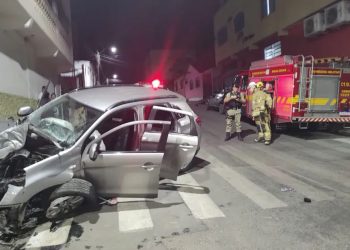 Em Pouso Alegre carro bate em poste ao fugir da Polícia e deixa seis feridos