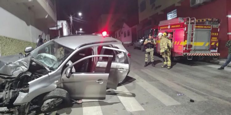 Em Pouso Alegre carro bate em poste ao fugir da Polícia e deixa seis feridos