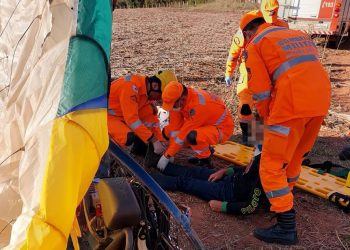 Piloto de paramotor cai em fio de alta tensão durante voo em Alfenas